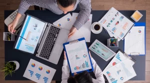 İki kişi, iş zekası araçlarıyla veri analizi yapıyor