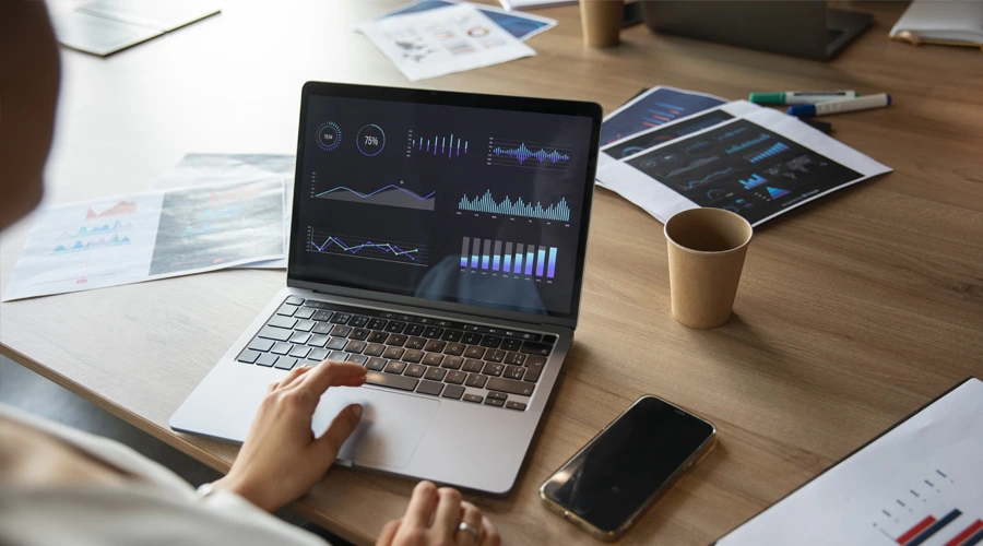 Kullanıcı, dizüstü bilgisayarında iş zekası gösterge panelini inceliyor