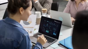 Bir çalışan, dizüstü bilgisayarda iş zekası verilerini analiz ediyor