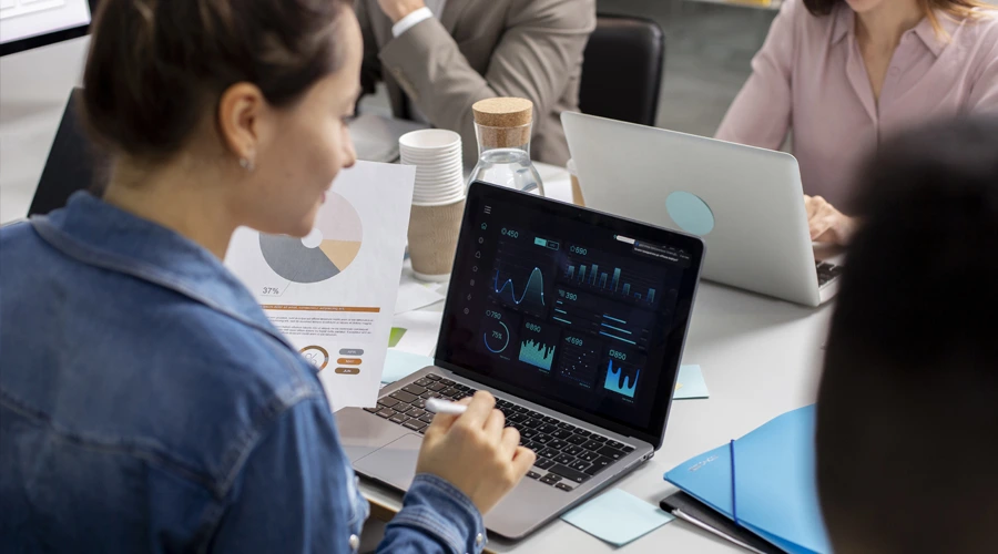 Bir çalışan, dizüstü bilgisayarda iş zekası verilerini analiz ediyor